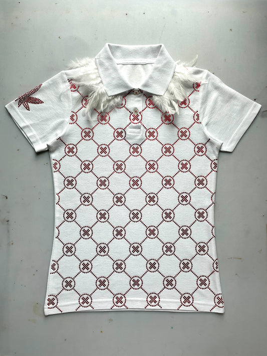 Witte polo met rode crystal gems, all-over monogram patroon en veren details op de schouders.